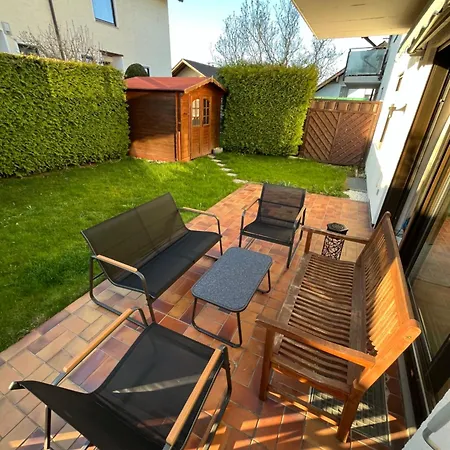 Kms Homes - Garden - Netflix - Modern