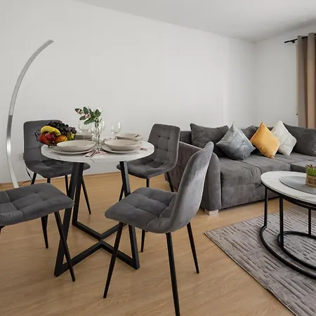 Kms Homes - Garden - Netflix - Modern Lägenhet