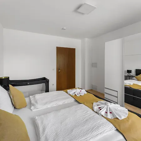 Kms Homes - Garden - Netflix - Modern *