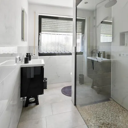 Kms Homes - Garden - Netflix - Modern