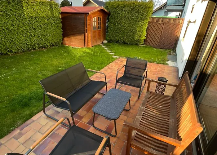 Kms Homes - Garden - Netflix - Modern